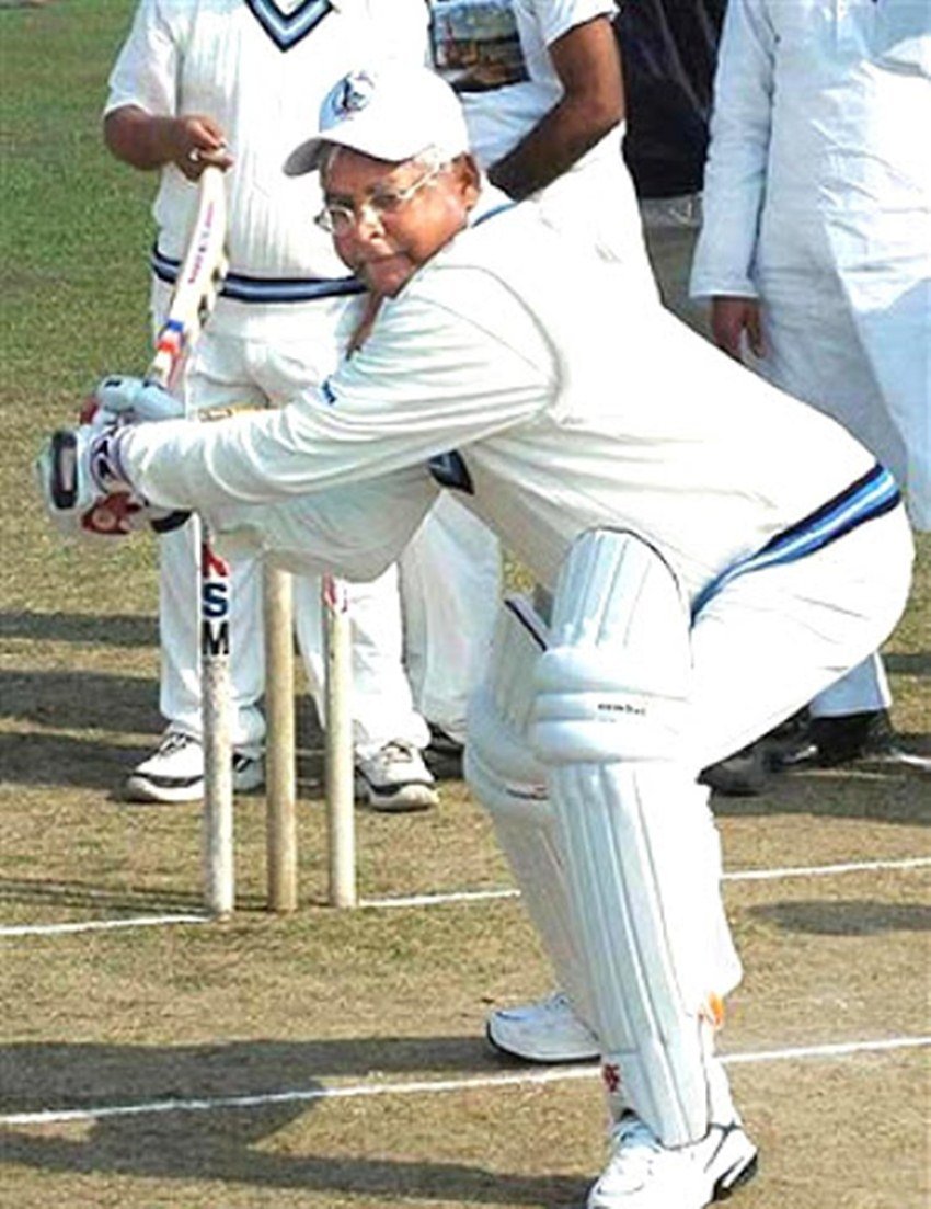 बिहार के पूर्व सीएम लालू प्रसाद यादव भी क्रिकेट की पिच पर उतर चुके हैं। लालू यादव की यह तस्वीर काफी वायरल हुई थी।