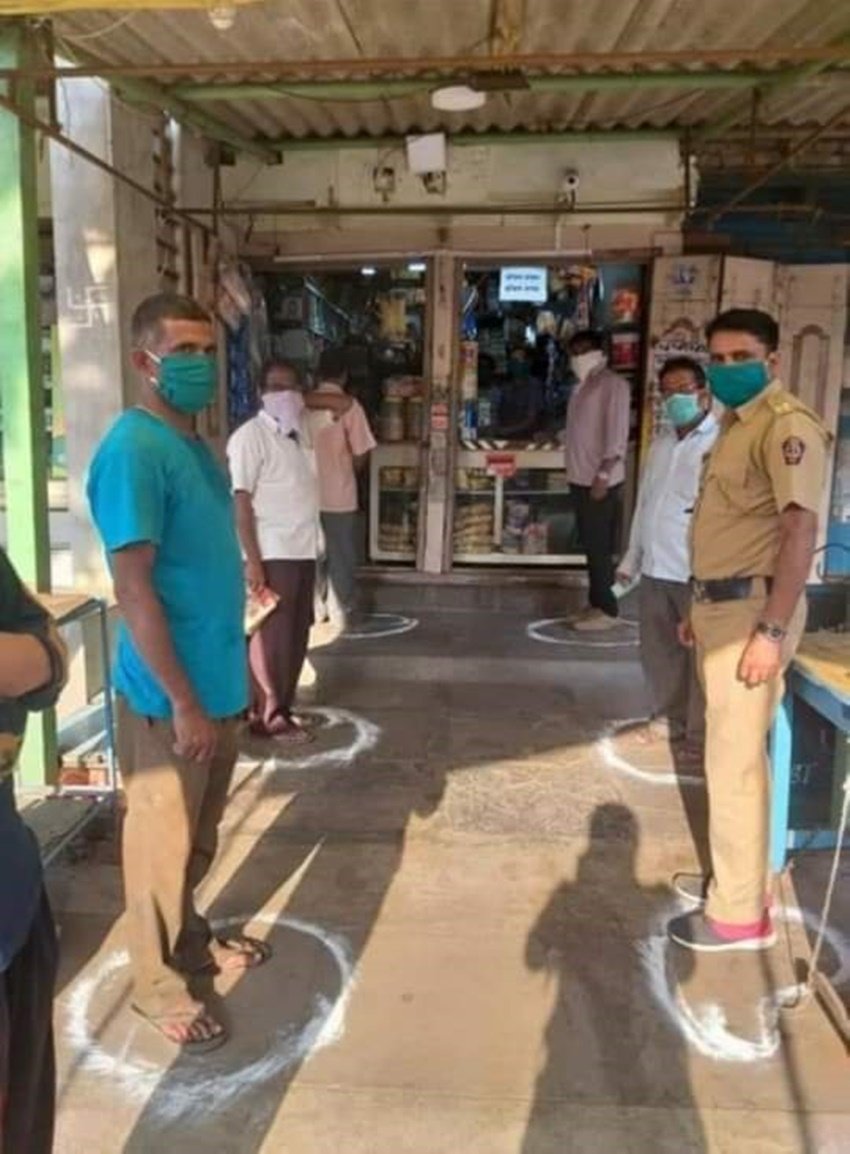 ये तस्वीरें सोशल मीडिया में खूब वा.रल हो रही हैं। लोग इन तस्वीरों को शेयर करते हुए लिख रहे हैं कि इन लोगों से पूरे देश को सीखना चाहिए।