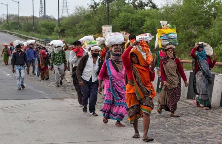 पैदल चलकर घर लौट रहे मजदूरों को देख बॉलीवुड एक्टर ने साधा सरकार पर निशाना