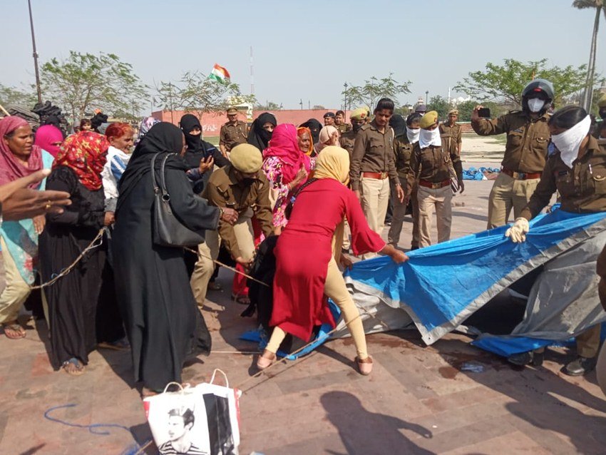 तस्वीरें शेयर कर लोग लिख रहे हैं कि पुलिस ने वहां मौजूद महिलाओं पर बल प्रयोग किया है।