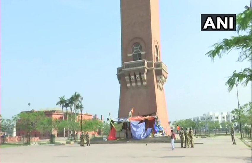 उत्तर प्रदेश में लॉकडाउन के ऐलान के बाद सोमवार को प्रदर्शनकाररी धरनास्थल से चले गए। (फोटो-एएनआई)