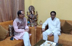 एमपी: फूल ले पहुंचे कमलनाथ, इंतजार कर रहे शिवराज ने भी गाड़ी का दरवाजा खुलते ही पकड़ाया फूल