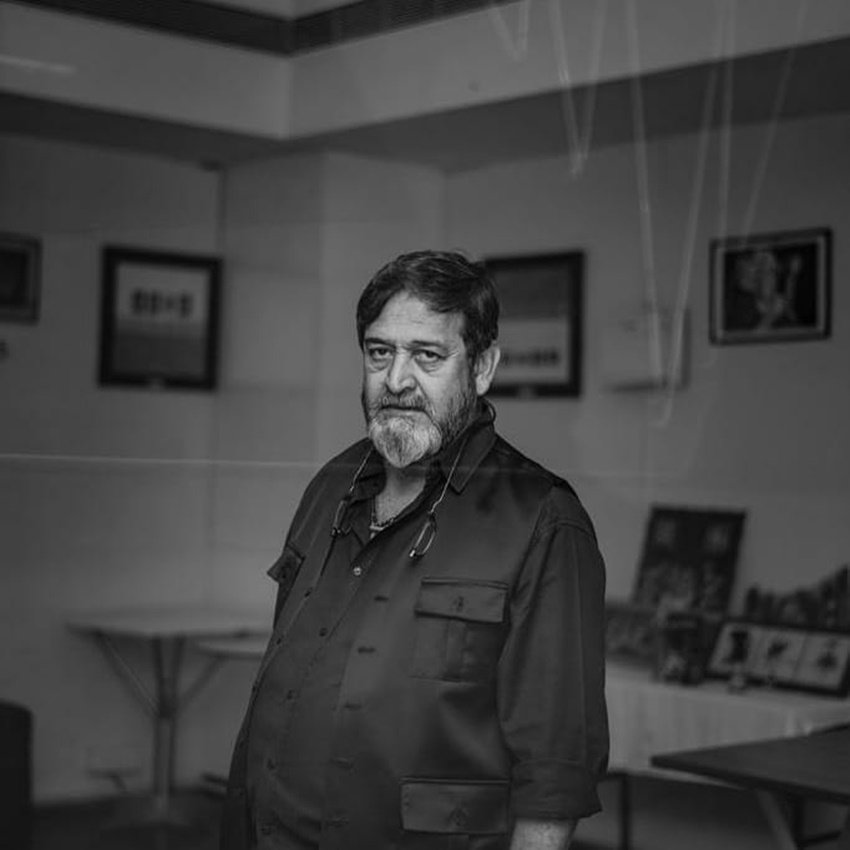 वास्तव जैसी सुपरहिट फिल्में बना चुके और कांटे, दबंग, वॉन्टेड जैसी ब्लॉकबस्टर फिल्मों में काम कर चुके महेश मांजरेकर बेहद मंझे हुए कलाकार माने जाते हैं। उनके बारे में इंडस्ट्री में कहा जाता है कि वह पर्दे पर जिस तरह से हैं रियल लाइफ में उससे बिल्कुल अलग हैं। उनके साथ काम कर चुके कई कलाकारों ने इस तरह की बात कही है कि महेश मांजरेकर को गुस्सा बहुत कम आता है। लेकिन हाल ही में एक ट्रोल ने इतनी घटिया हरकत कर दी महेश मांजरेकर ने उसे ढूंढ़ कर सबक सिखाने की चेतावनी दे डाली।