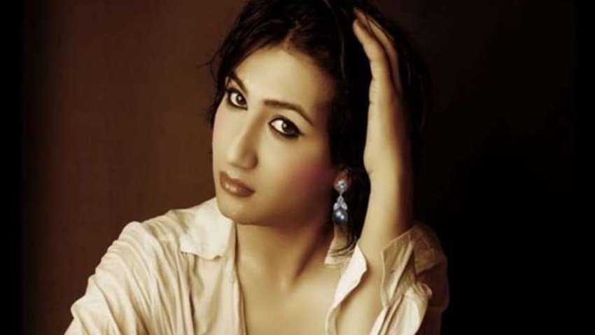 लंदन के लॉकडाउन में फंसी माहिका का कहना है कि, 'मुझे डर लग रहा है। मैं अपने आप को हेल्दी रख रही हूं। वायरस के बारे में पढ़ रही हूं और हर जगह सुन रही हूं। मैं परेशान हो जाती हूं और सोचती हूं कि अब क्या होगा?'