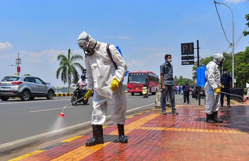 दुनिया भर में कोरोना वायरस एक महामारी की तरह फैल चुका है। इस खतरनाक वायरस की चपेट में अमेरिका ब्रिटेन जैसे विकसित देश भी आ चुके हैं। 30 मार्च तक पूरी दुनिया में इस संक्रमण से प्रभावित होने वालों की संख्या 7 लाख से ऊपर पहुंच गई है। ब्रिटेन के पीएम बोरिस जॉनसन और प्रिंस चार्ल्स भी कोरोना पॉजिटिव पाए गए हैं। इस संक्रमण से निपटने के लिए यूके में लॉकडाउन किया गया है। यूके के लॉकडाउन में इंडियन एक्ट्रेस माहिका शर्मा भी कैद हैं।