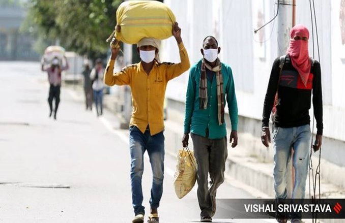 सैकड़ों किलोमीटर पैदल चलकर भूखे-प्यासे पहुंचे गांव, पर लाठी-डंडों से लैस ग्रामीण घुसने नहीं दे रहे, प्रवासी मजदूरों की व्यथा अंतहीन