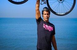 Milind Soman लॉकडाउन में खुद को फिट रखने के लिए कर रहे हैं ये एक्सरसाइज, आप भी करें ट्राय