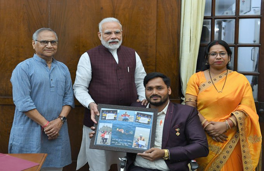 सत्येंद्र सिंह लोहिया की टीम ने कैटलीना चैनल को 11 घंटे और 33 मिनट में पार किया था। (सोर्स-ट्विटर)