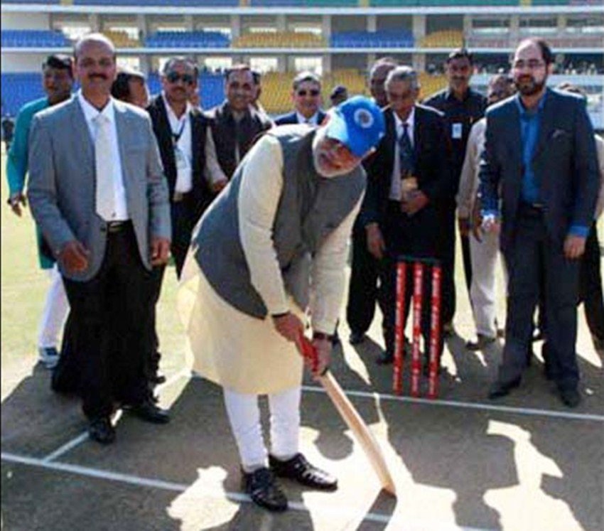 पहले भी तमाम राजनेता बल्ला थामे नजर आ चुके हैं। इसमें पीएम मोदी का नाम भी शुमार है।