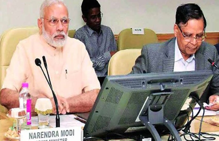 नीति आयोग के पूर्व उपाध्यक्ष अरविंद पनगढ़िया (बाएं) प्रधानमंत्री नरेंद्र मोदी के साथ। (फाइल)