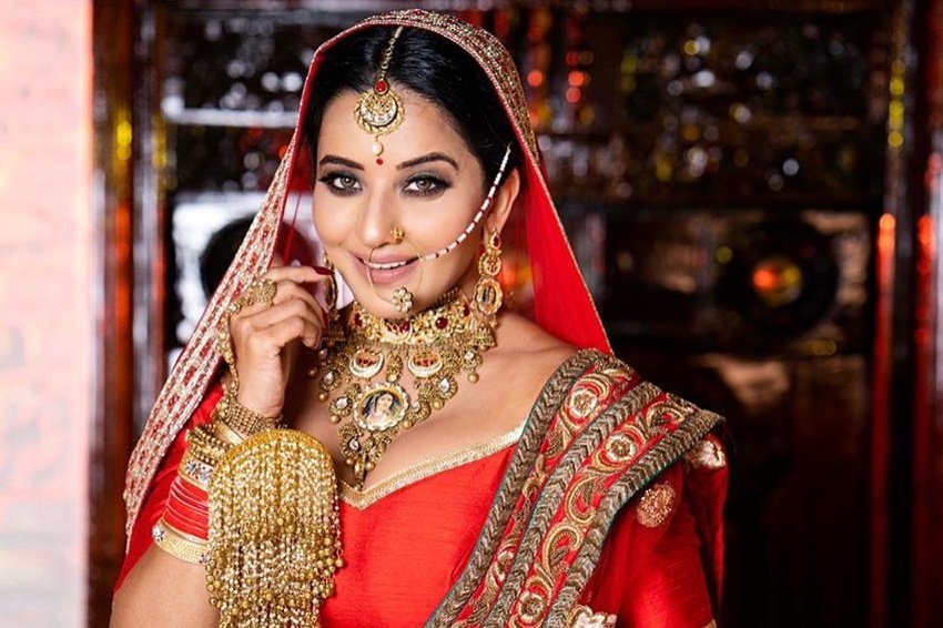 अपने फिल्मी करियर में मोनालिसा ने भोजपुरी के तकरीबन हर बड़े स्टार के साथ स्क्रीन शेयर किय़ा है।