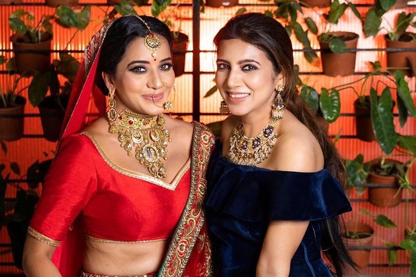 इन दिनों मोनालिसा कलर्स टीवी के हिट शो नजर में काम कर रही हैं। मोनालिसा का ये हिंदी शो काफी पसंद किया जाता है।