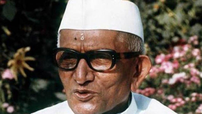 मोरारजी देसाई ने 1918 में बॉम्बे प्रोविंस के विल्सन कॉलेज से ग्रैजुएशन किया था।