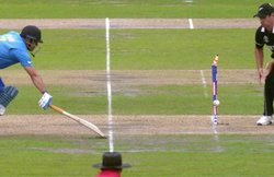 Covid-19: पब्लिक नहीं मानी तो यूपी पुलिस ने लिया MS Dhoni का सहारा, कहा- हमें कोरोना से…