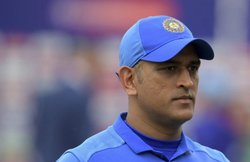 Covid-19: 800 करोड़ के मालिक MS Dhoni ने दान किए सिर्फ एक लाख, ट्विटर पर हो रही फजीहत