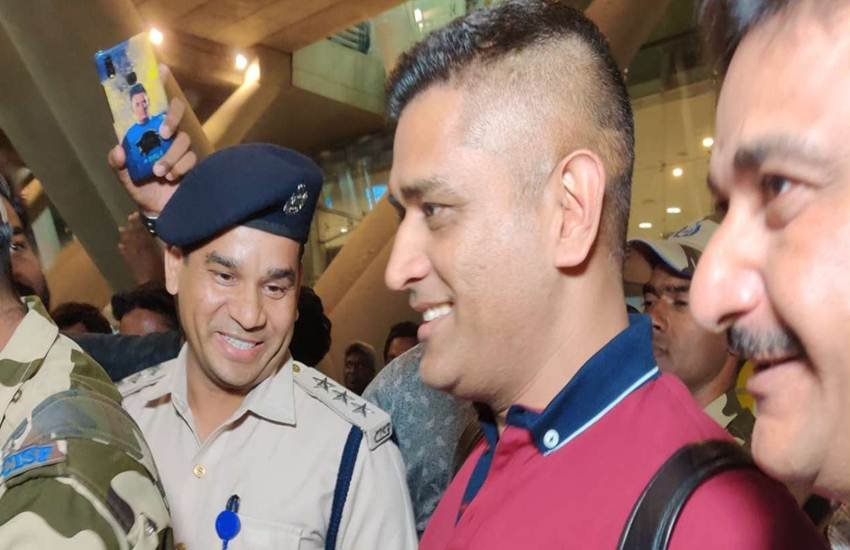 महेंद्र सिंह धोनी वर्ल्ड कप के बाद पहली बार पेशे वर क्रिकेट में नजर आएंगे। (सोर्स- ट्विटर)