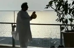 VIDEO: मुकेश अंबानी ने भी कोरोना के योद्धाओं को किया सलाम, ‘एंटीलिया’ की छत दिखे इस अंदाज में दिखे