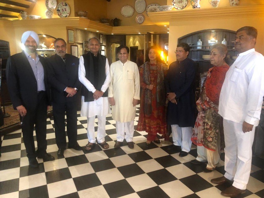 समारोह में अशोक गहलोत, मनीष तिवारी के साथ ही अहमद पटेल, अंबिका सोनी, गुलाम नबी आजाद आदि नेता मौजूद थे।