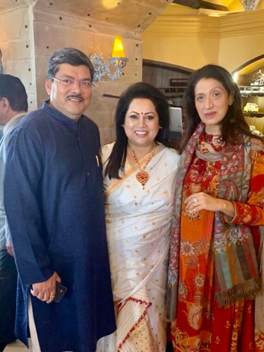 मनीष तिवारी ने लिखा, 'नए शादीशुदा जोड़े मुकुल वासनिक और रवीना खुराना को मेरी और नाजनीन (पत्नी) की तरफ से बधाई। मैं दोनों से वर्ल्ड फेस्टिवल ऑफ यूथ ऐंड स्टूडेंट्स में मिला था। यह कार्यक्रम 1984 में मॉस्को में हुआ था। दोनों के लिए बहुत खुश हूं।'