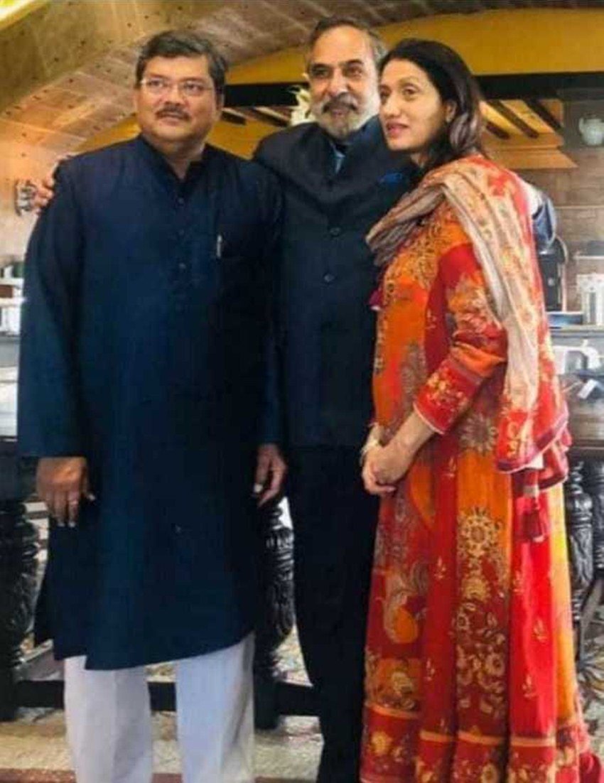 बता दें कि कांग्रेस के प्रमुख दलित चेहरों में से एक मुकुल वासनिक महाराष्ट्र के प्रमुख नेता बालकृष्ण के बेटे हैं। वह उम्र के इस पड़ाव तक अविवाहित ही थे।