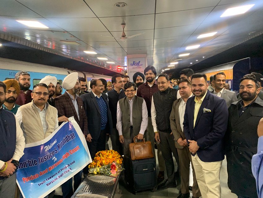 चंडीगढ़ रेलवे स्टेशन पर भी उनका गर्मजोशी से स्वागत किया गया।