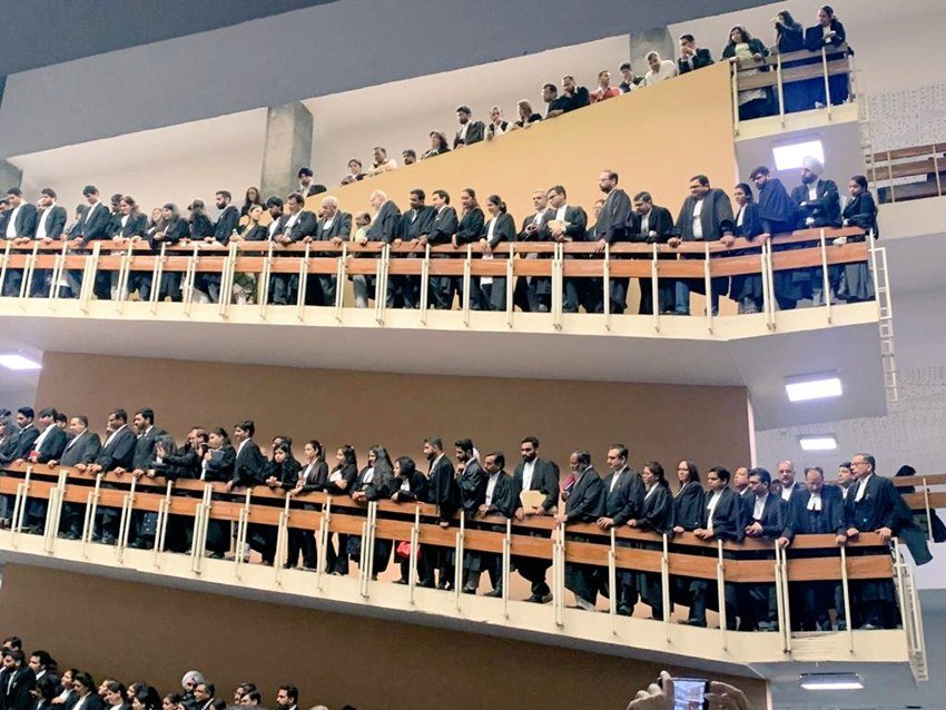 इस फेयरवेल सेरेमनी की तस्वीरें सोशल मीडिया में वायरल हो रही हैं।