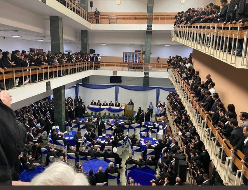 भारी संख्या में वकीलों की मौजूदगी के बीच जस्टिस मुरलीधर ने दिल्ली हाई कोर्ट से विदाई ली।