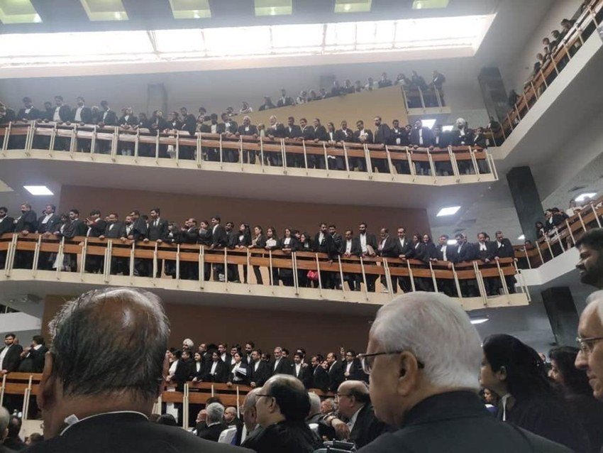 फेयरवेल की तस्वीरें शेयर करते हुए लोग लिख रहे हैं कि इज्जत ऐसे कमाई जाती है।