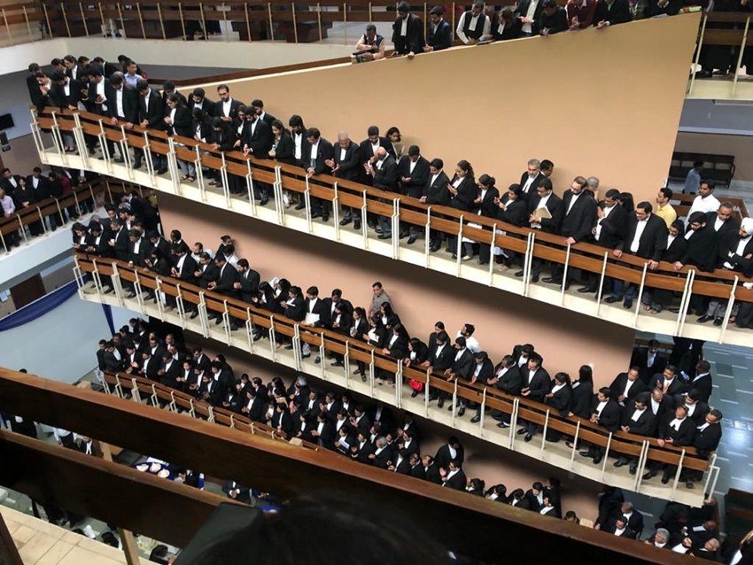 फेयरलवेल के दौरान सीढ़ियों और छज्जों पर वकीलों की भीड़ उनकी बात सुनने के लिए खड़ी रही।