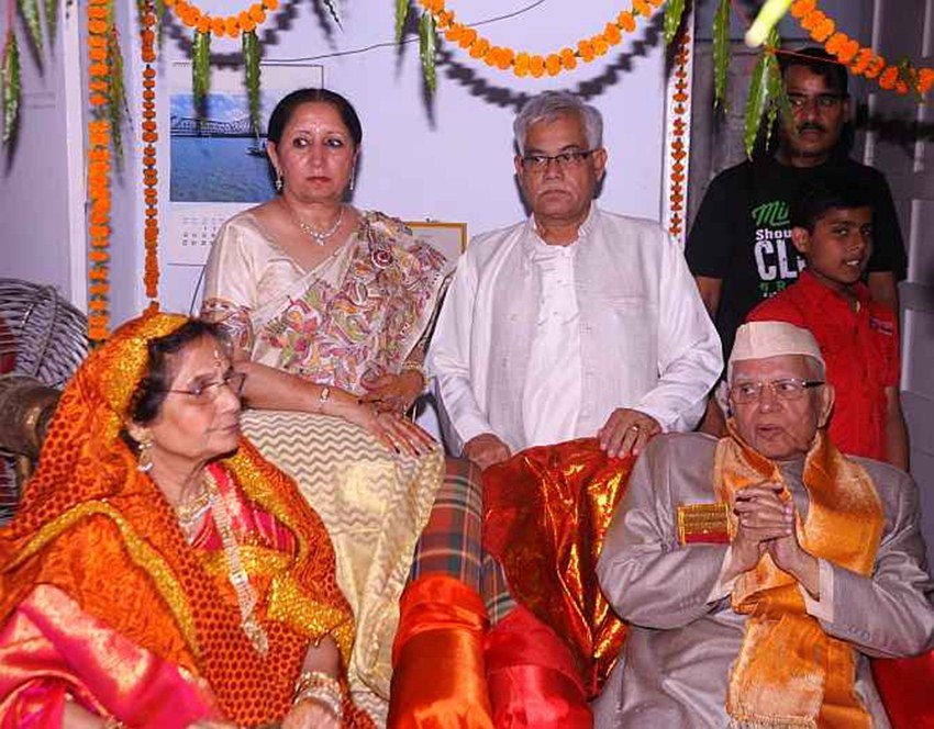 कांग्रेस नेता एनडी तिवारी ने 89 साल की उम्र में उज्जवला शर्मा से सादी रचाई थी। साल 2014 में ये शादी हुई थी। बेटे रोहित शेखर की 6 साल लंबी कानूनी लड़ाई के बाद उज्जवला शर्मा और एनडी तिवारी ने आखिरकार शादी रचा ली थी।