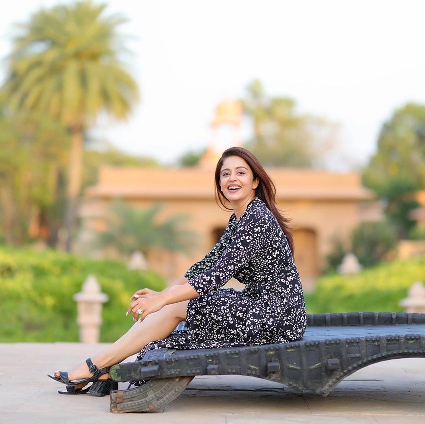 नेहा फ्लोरल गाउन में काफी खूबसूरत लग रही हैं। उन्होंने अलग-अलग पोज में अपनी ढेर सारी तस्वीरें पोस्ट की हैं।