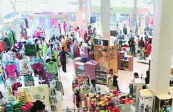 नोएडा: मॉल में ट्रायल रूम में कपड़े बदलते वक्त झांक कर रहा था स्टाफ, महिला ने देख लिया और फिर….