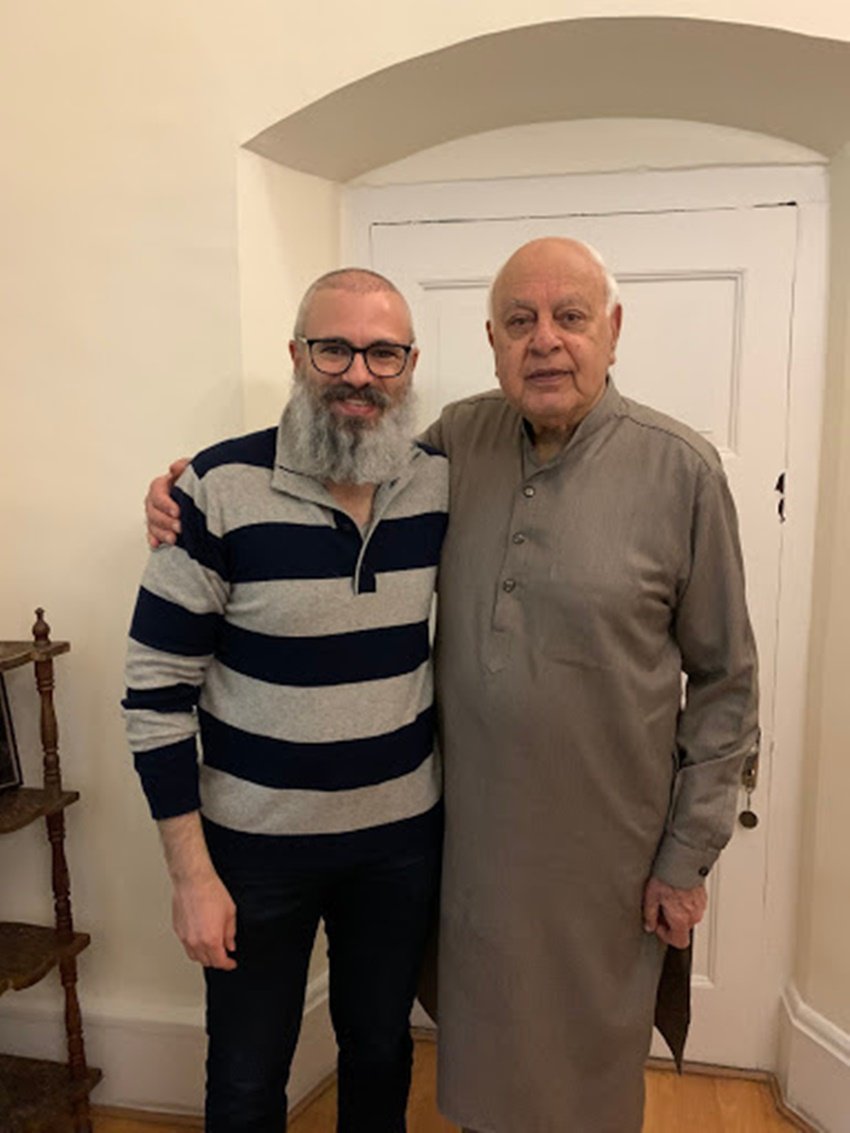 लॉकडाउन के तहत डाइट प्लान का महत्व समझाते हुए उमर ने लिखा- अपने भोजन के समय को ठीक करें और उनसे चिपके रहें। बकौल उमर उन्होंने बोर्डिंग स्कूल में जिस तरह से उनका रूटीन था उसी के हिसाब से अपना डाइट प्लान तैयार किया।