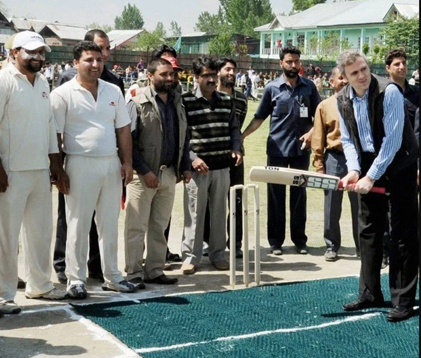 जम्म कश्मीर के पूर्व मुख्यमंत्री उमर अबदुल्ला भी अपने प्रदेश के लोगों के साथ क्रिकेट खेलते देखे गए थे।