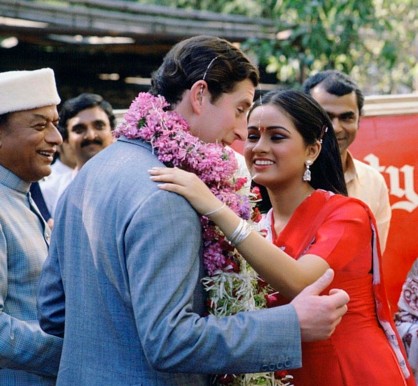 दरअसल 1980 में युवा प्रिंस चार्ल्स भारत आए थे। एक कार्यक्रम के दौरान पद्मिनी कोल्हापुरी ने फूलों की माला से उनका स्वागत किया था। माला पहना कर पद्मिनी ने उन्हें किस कर लिया था।