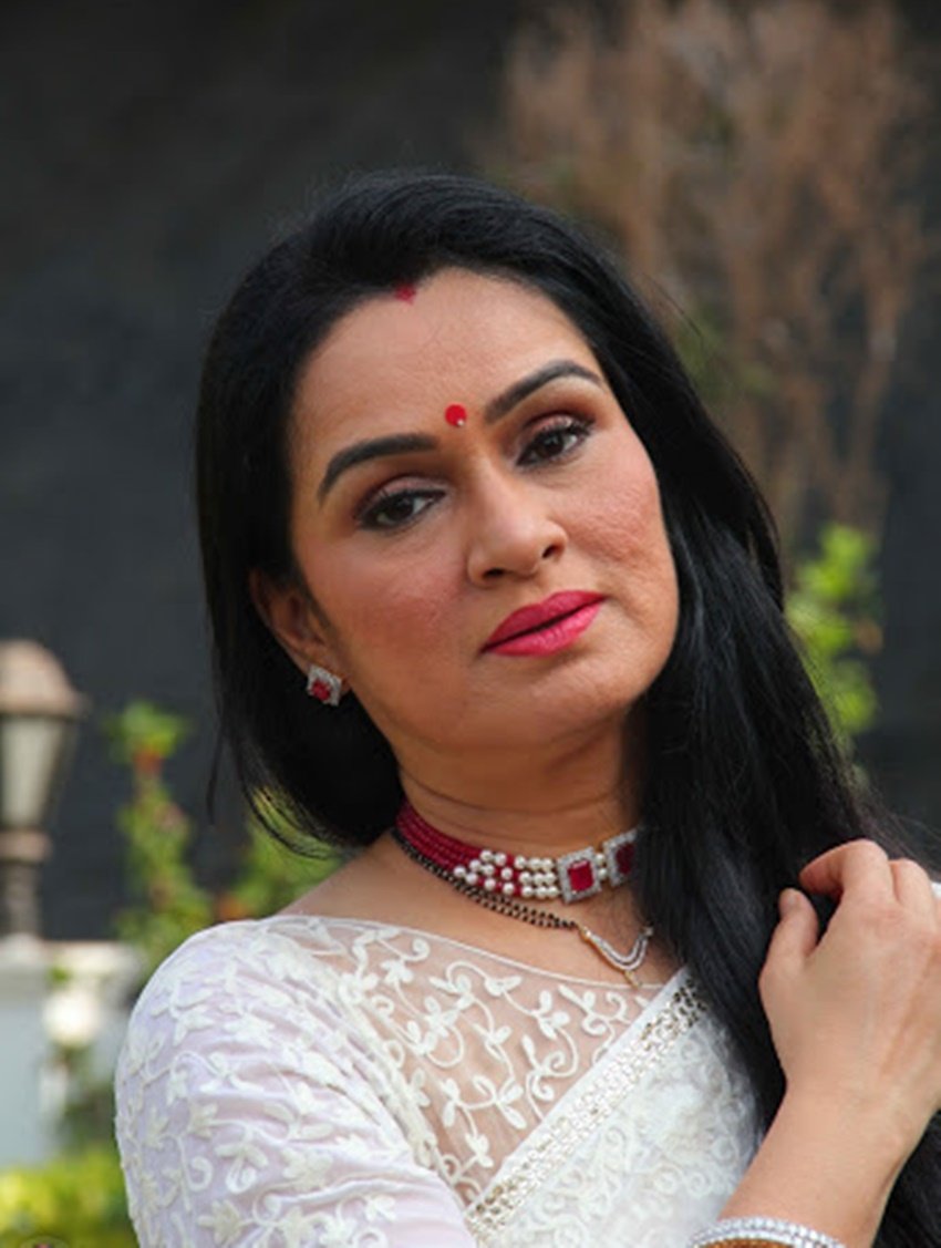 प्रिंस चार्ल्स के कोरोना पॉजिटिव पाए जाने के बाद बॉलीवुड एक्ट्रेस पद्मिनी कोल्हापुरी अचानक चर्चा में आ गई हैं।