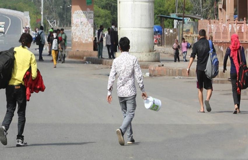 कुछ मजदूर भूखे-प्यासे मुम्बई से एमपी के झाबुआ के लिए निकले हैं। (indian express file)