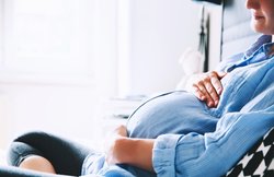 प्रेग्नेंसी के दौरान हार्मोनल बदलाव की वजह से हो सकती हैं स्किन की बीमारियां, इन तरीकों से रखें खुद को सुरक्षित