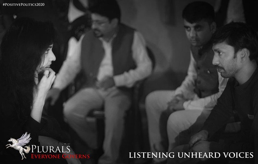 पुषपम के पिता विनोद चौधरी हैं। विनोद चौधरी नीतिश कुमार की जनता दल यूनाइटेड के नेता हैं। मौजूदा समय में विनोद चौधरी बिहार विधान परिषद के सदस्य हैं।