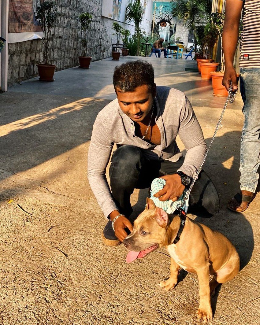 बता दें कि राहुल बतौर सिंगर और कम्पोजर टॉलीवुड की कई फिल्मों में भी काम कर चुके हैं।
