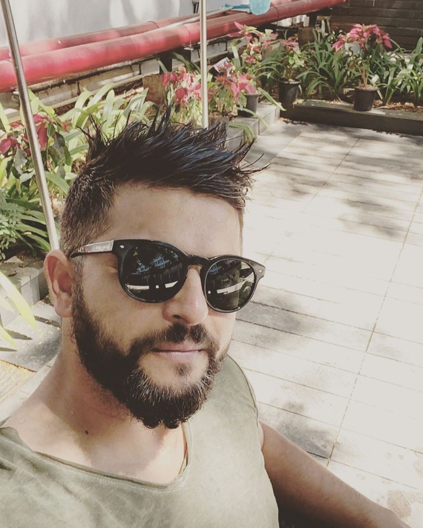 सुरेश रैना के करियर की बात करें तो वह काफी लंबे समय से टीम से बाहर चल रहे हैं। हालांकि वह IPL में अपने शानदार प्रदर्शन से लोगों का दिल जीतते आ रहे हैं।