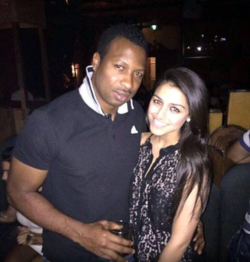 मैच के बाद हुई पार्टी में राखी मुंबई इंडियंस के खिलाड़ी कीरोन पोलार्ड के साथ नजर आई थीं।