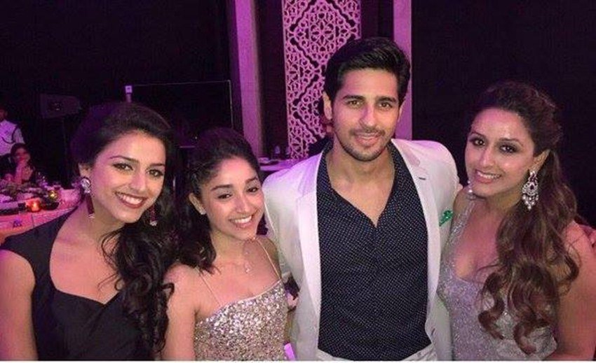 राखी टंडन को अकसर फिल्मी सितारों के साथ भी देखा जा सकता है।