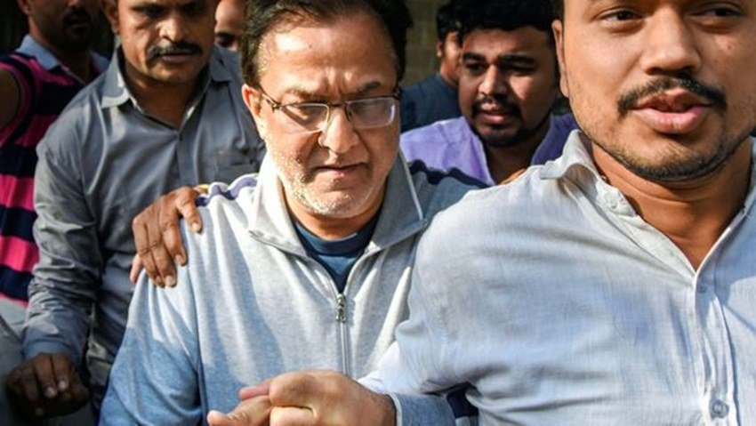 Yes Bank के को-फाउंडर और पूर्व सीईओ राणा कपूर (Rana Kapoor) प्रवर्तन निदेशालय की गिरफ्त में हैं। राणा कपूर के साथ ही उनकी पत्नी और तीनों बेटियां भी ईडी के रडार पर हैं। राणा कपूर की बेटियों में राखी टंडन कपूर का नाम एक बार पहले भी काफी चर्चा में रह चुका है। राखी टंडन इंडियन प्रीमियर लीग (IPL) की मिस्ट्री गर्ल रह चुका हैं। आइए जानते हैं आखिर क्या करती हैं राखी टंडन।