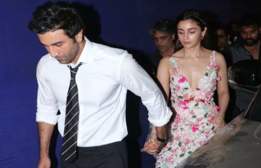 Ranbir Kapoor - Alia Bhatt : बॉलीवुड में पिछले दिनों जिस स्टार कपल की चर्चा सबसे ज्यादा रही वह है रणबीर कपूर और आलिया भट्ट। खबरें थी कि दोनों 2 सालों से एक दूसरे को डेट कर रहे हैं और जल्द ही शादी के बंधन में बंध सकते हैं। हालांकि अब इस तरह की बातें सामने आ रही हैं कि दोनों का ब्रेकअप हो गया है। आलिया-रणबीर के ब्रेकअप की चर्चा से उनके फैंस हैरान हैं। हालांकि इससे पहले भी तमाम फिल्म स्टार्स के ब्रेकअप ने उनके फैंस को शॉक्ड कर दिया था। आइए डालते हैं ऐसे ही कुछ चर्चित ब्रेकअप्स पर एक नजर: