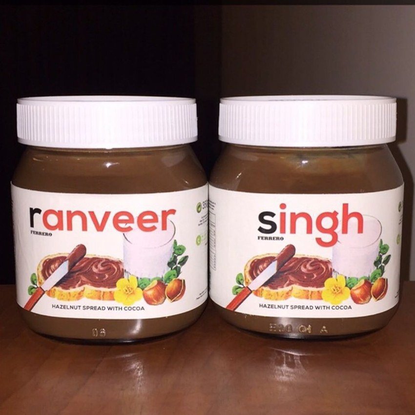इस तस्वीर में बटर की दो बोतलें रखी हैं। एक पर रणवीर लिखा है तो दूसरे पर सिंह। इस फोटो को पोस्ट करते हुए रणवीर ने लिखा- घर पर रहो, खाओ, पियो मस्त रहो।