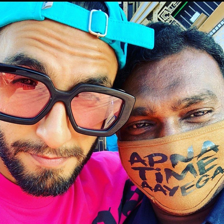 रणवीर सिंह (Ranveer Singh) पिछले 10 सालों में सबसे बड़े स्टार बनकर उभरे हैं। उन्होंने ऐसे समय में ये मुकाम हासिल किया जब उनके आगे शाहरुख, सलमान, आमिर और अक्षय जैसे सुपरस्टार्स थे। रणवीर सिंह आज बॉलीवुड के बादशाह बन चुके हैं। इन दिनों कोरोना वायरस (Coronavirus) के प्रकोप से बचने के लिए तमाम लोगों का तरह वह भी अपने ही घर में 'कैद' हो चुके हैं। आइसोलेशन में रहते हुए रणवीर सिंह ने सोशल मीडिया में खुद से जुड़े कुछ खास लम्हें सोशल मीडिया में शेयर किये हैं।