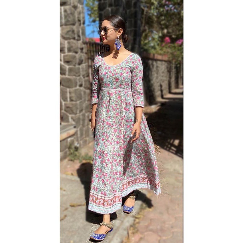 हाल ही में रश्मि देसाई ने अपनी कुछ तस्वीरें शेयर कीं जिनमें वह मुंबई की खाली सड़कों पर अकेले घूमते दिख रही हैं।