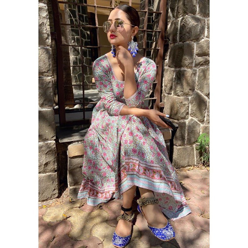 इन तस्वीरों में वह समर ड्रेस पहनी दिख रही हैं। ऐंकल लेंथ ड्रेस पर पिंक और ग्रीन कलर का फ्लोरल प्रिंट है जो रश्मि की खूबसूरती में चार चांद लगा रहे हैं।