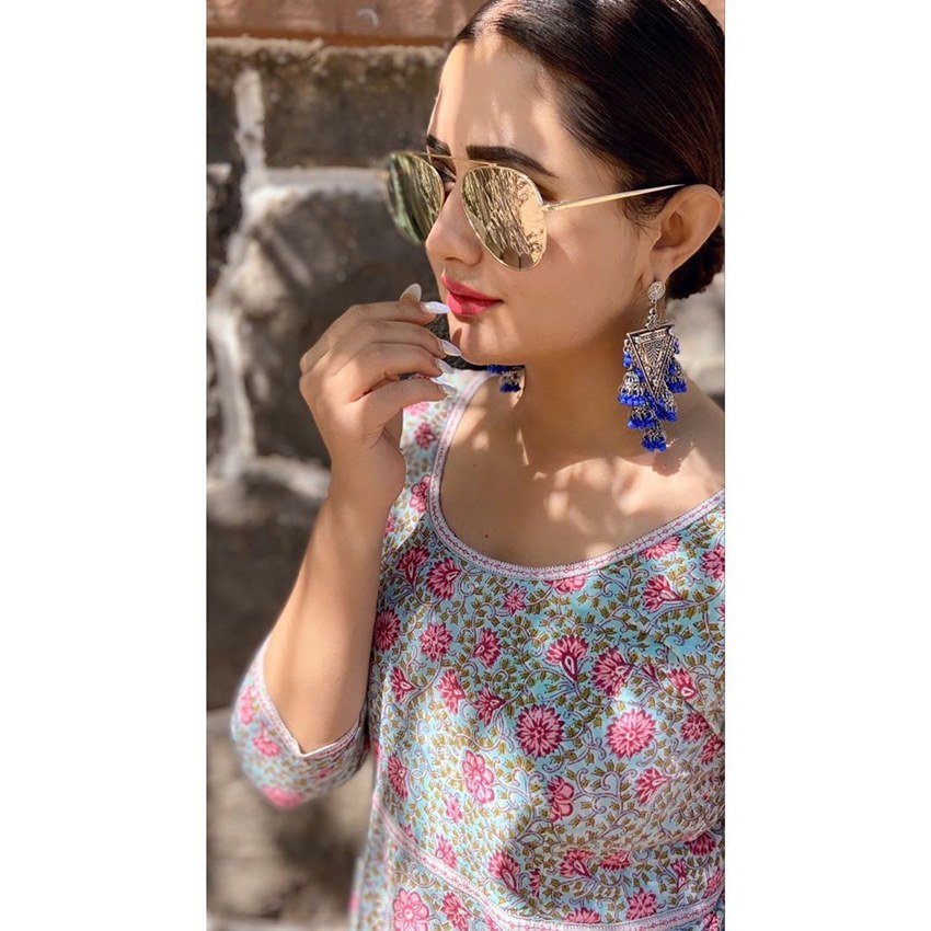 रश्मि देसाई के फैंस को उनका ये अंदाज काफी पसंद आ रहा है। इस बात का अंदाजा रश्मि के पोस्ट पर फैंस के कमेंट्स देखकर लगाया जा सकता है।